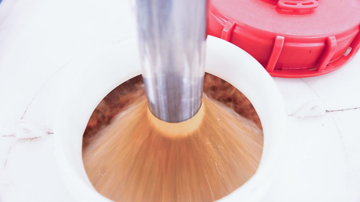 Lubricant oil blending vortex during manufacturing process